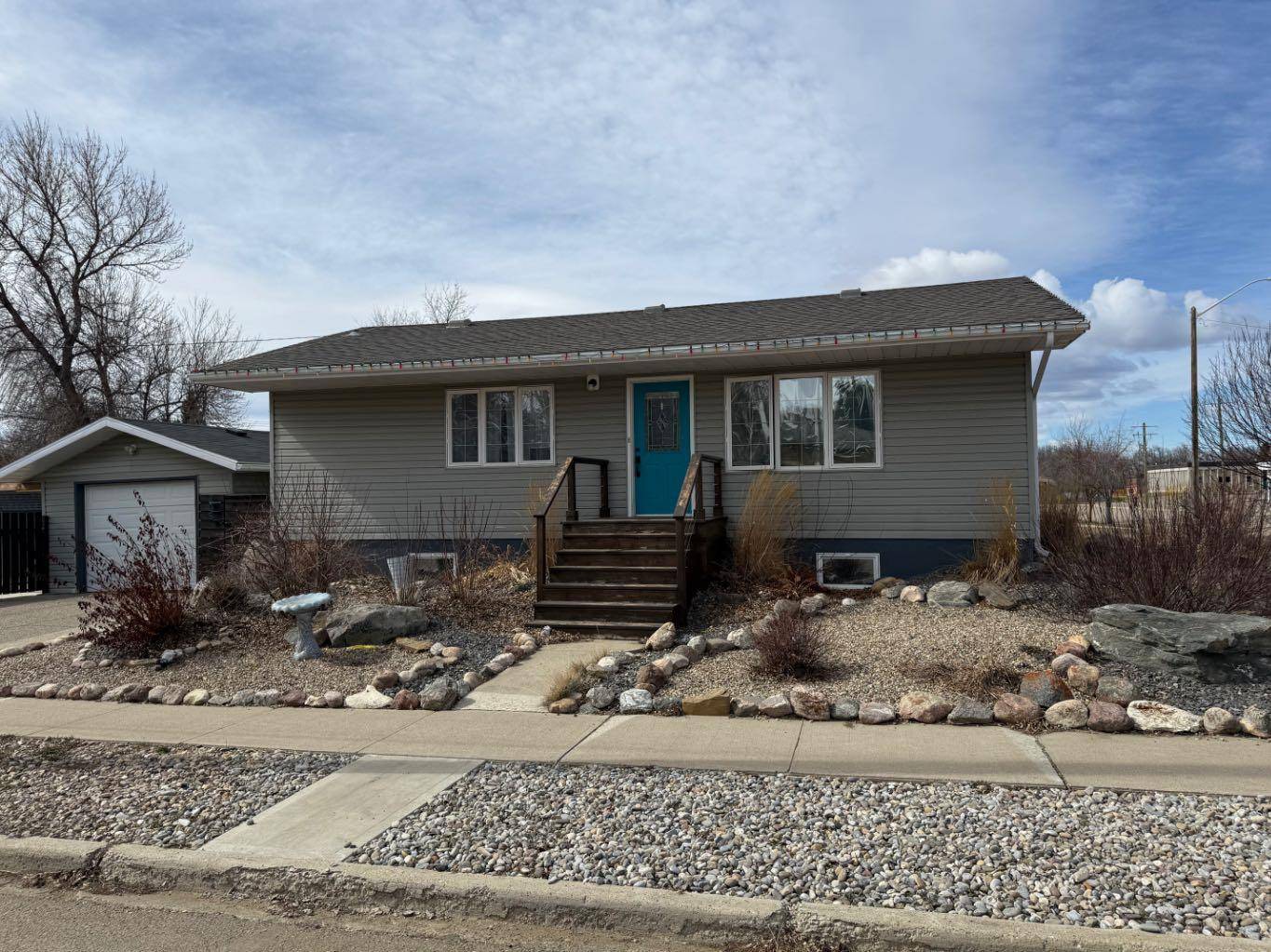 305 3 ST NE,  Milk River,  AB T0K1M0