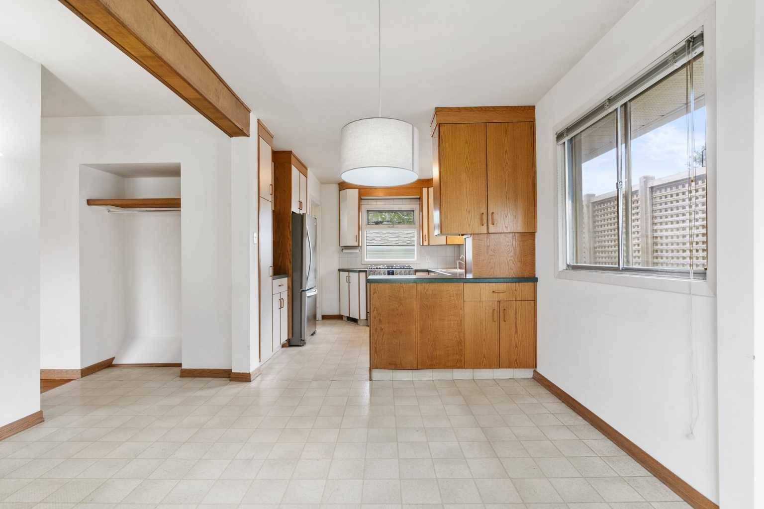 Calgary, AB T3C 2P9,82 Winston DR SW