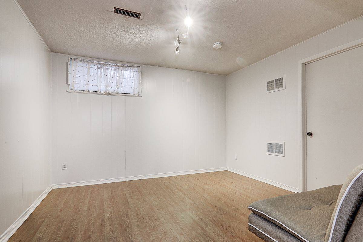 Markham, ON L3R 2R2,653 Village Pkwy #65