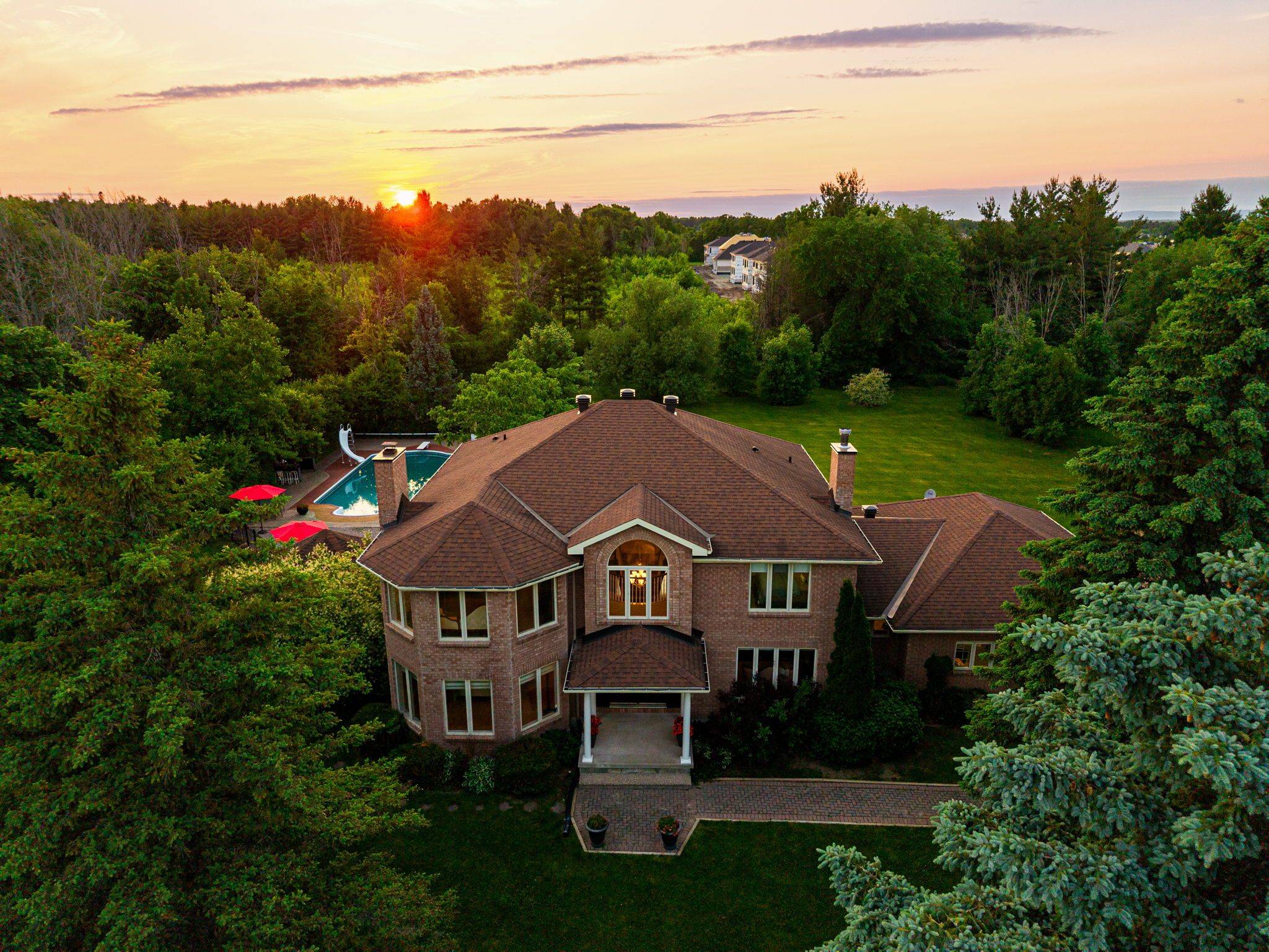 22 Marchbrook CIR, Kanata, ON K2W 1A1