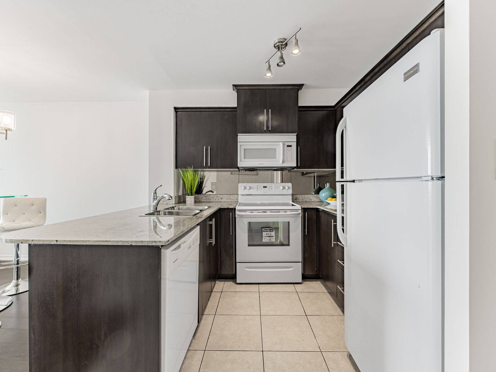Toronto E11, ON M1B 0A1,6 Rosebank DR #PH G