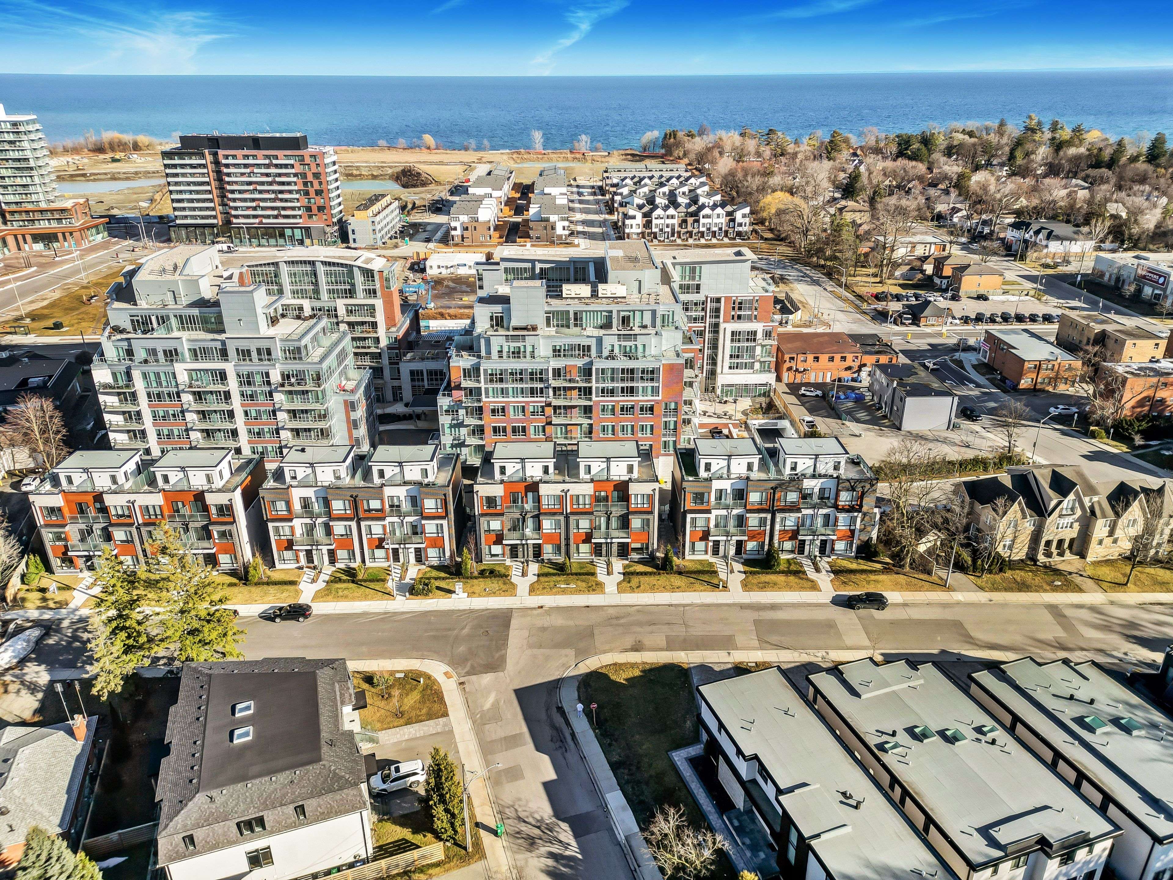 Mississauga, ON L5H 1K4,135 High ST W