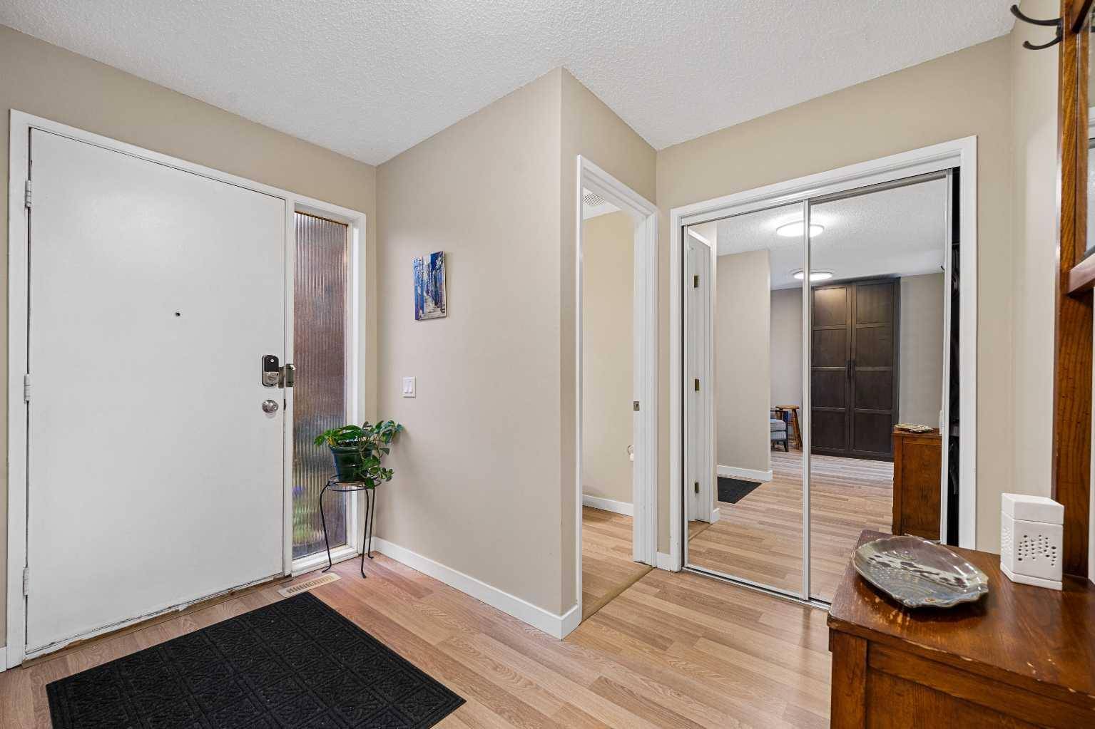 Calgary, AB T2V 4N7,2300 Oakmoor DR SW #32