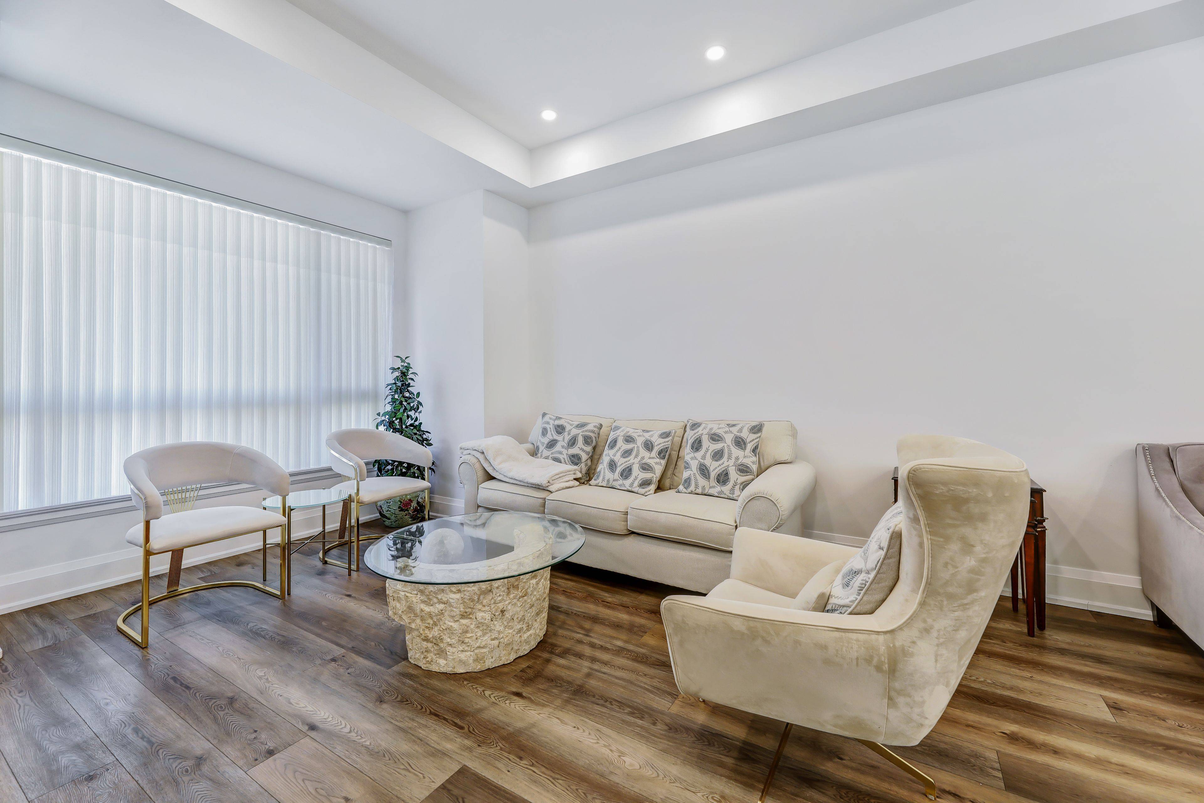 Mississauga, ON L5H 1K4,135 High ST W