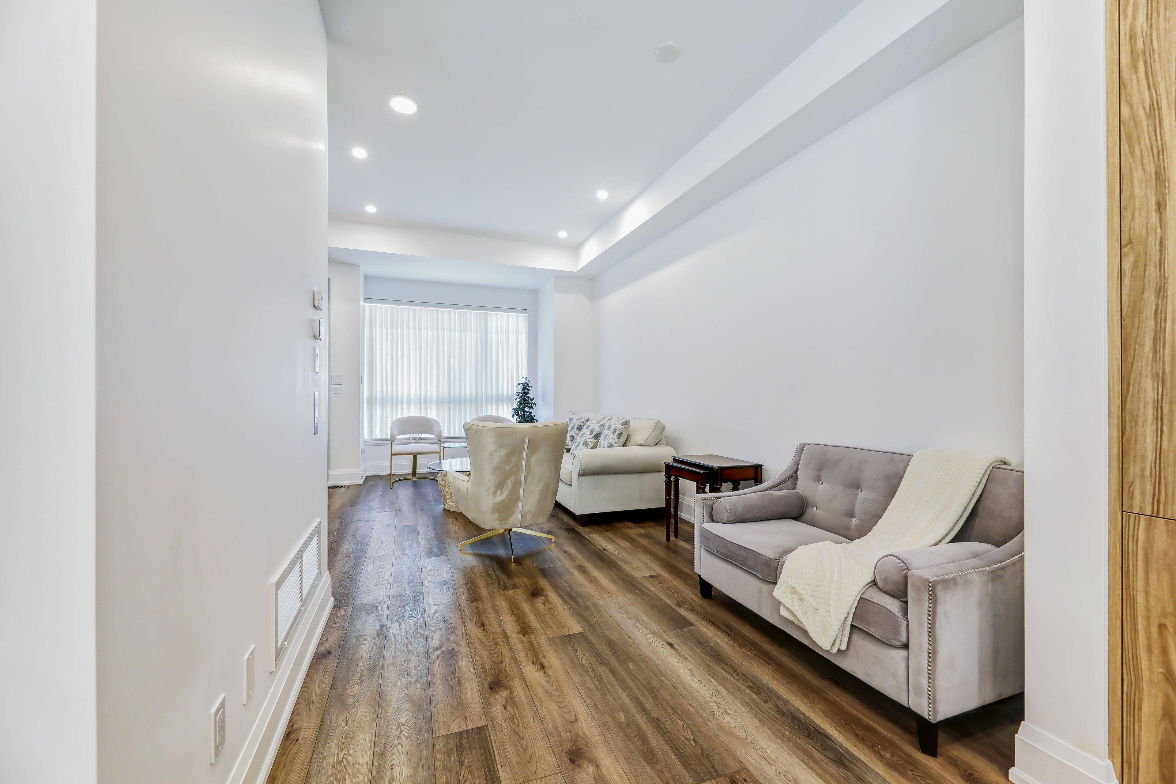 Mississauga, ON L5H 1K4,135 High ST W