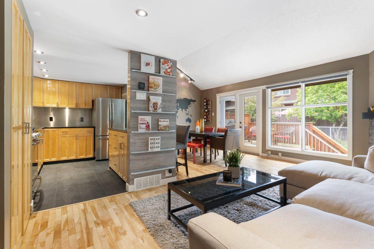 Calgary, AB T2V 4N6,2225 Oakmoor DR SW #33