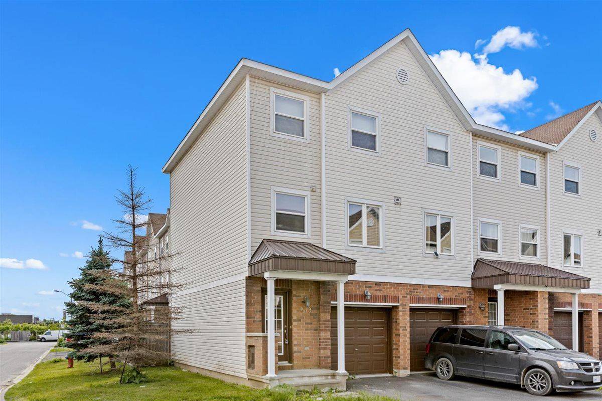 Barrhaven, ON K2J 3T3,419 Sadar Private