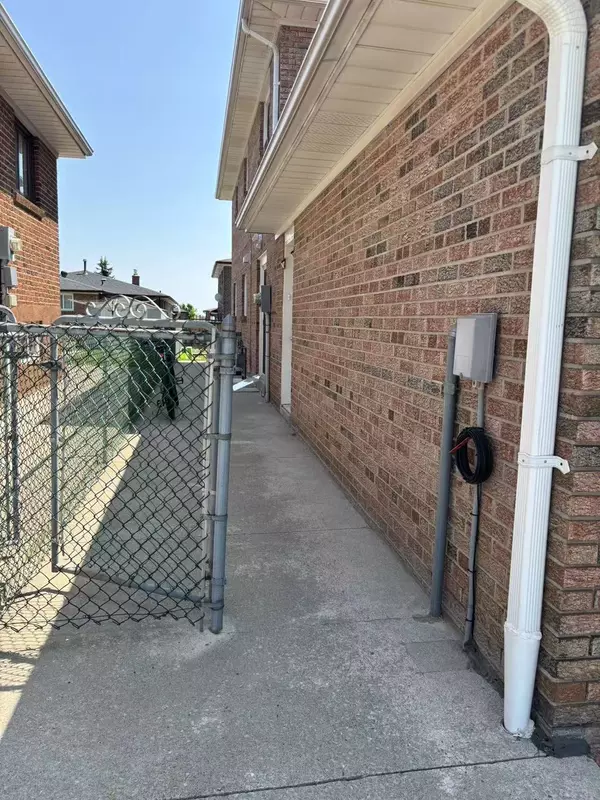 Vaughan, ON L4L 2G9,119 North Ridge RD