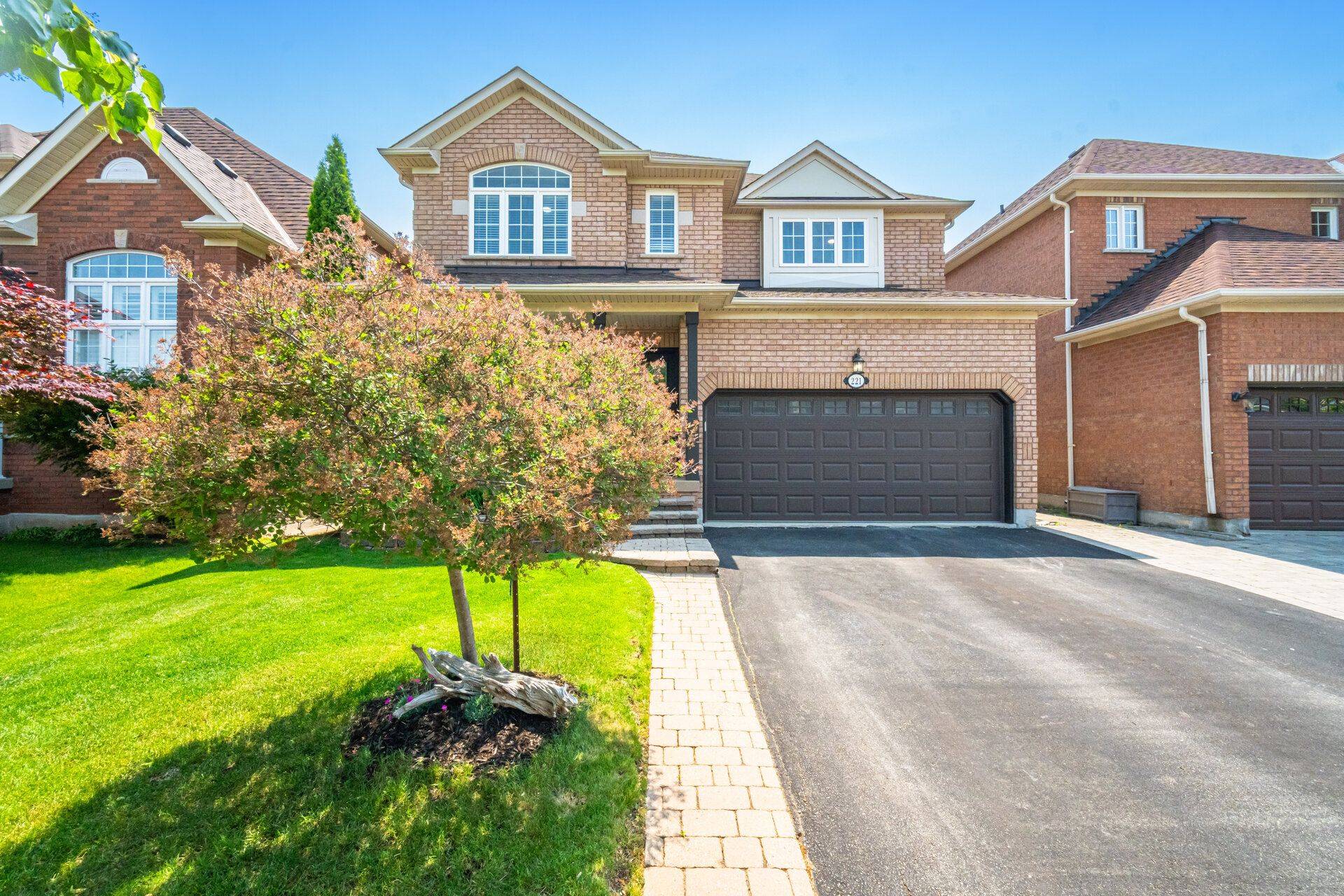 221 Ellis CRES, Milton, ON L9T 6B5