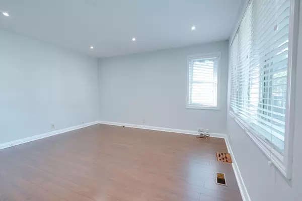 Oshawa, ON L1J 4Y6,228 Gibbons ST