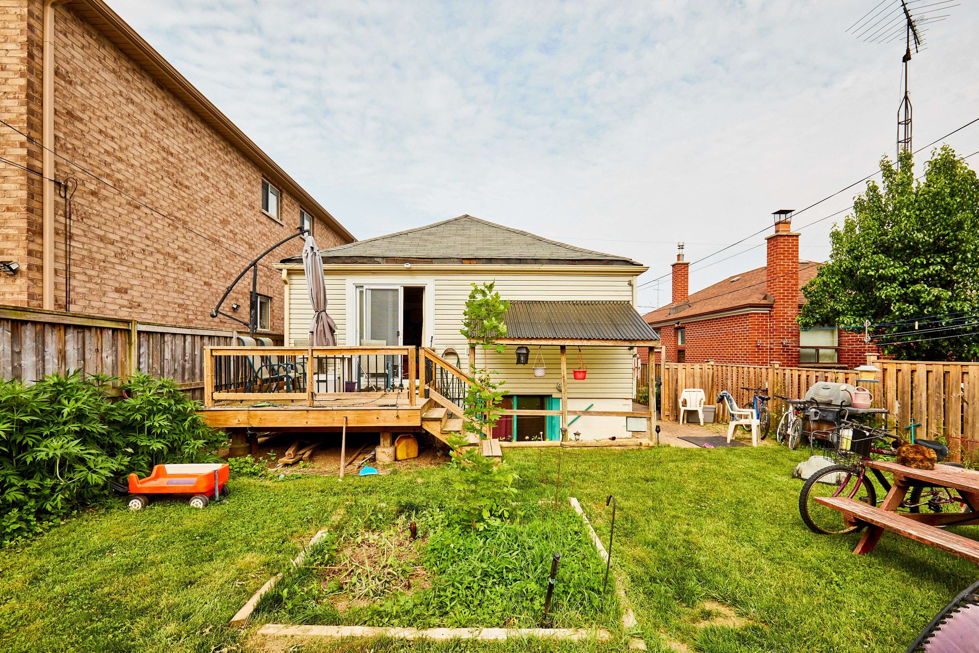 Toronto E04, ON M1K 3K7,121 Magnolia AVE