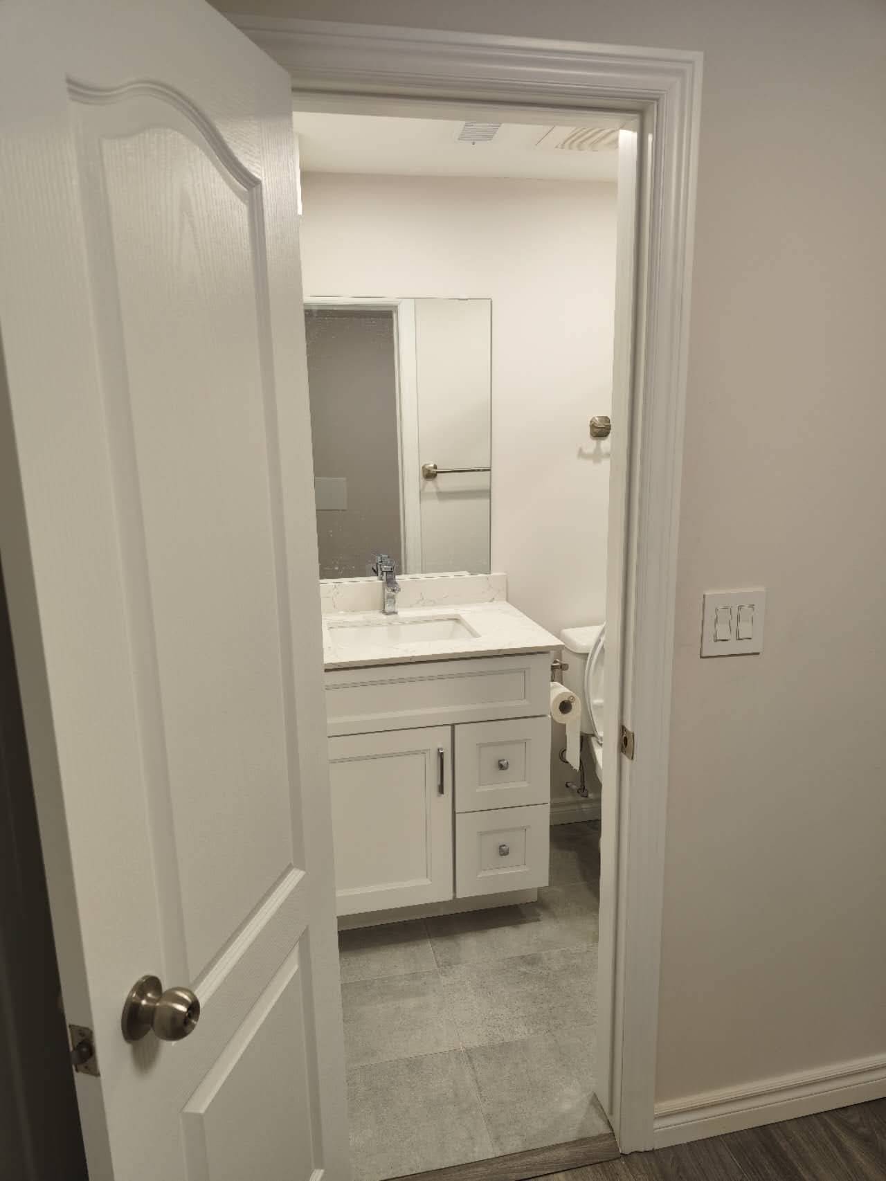 Toronto E04, ON M1P 1E2,4 Hollingworth DR #BSMT