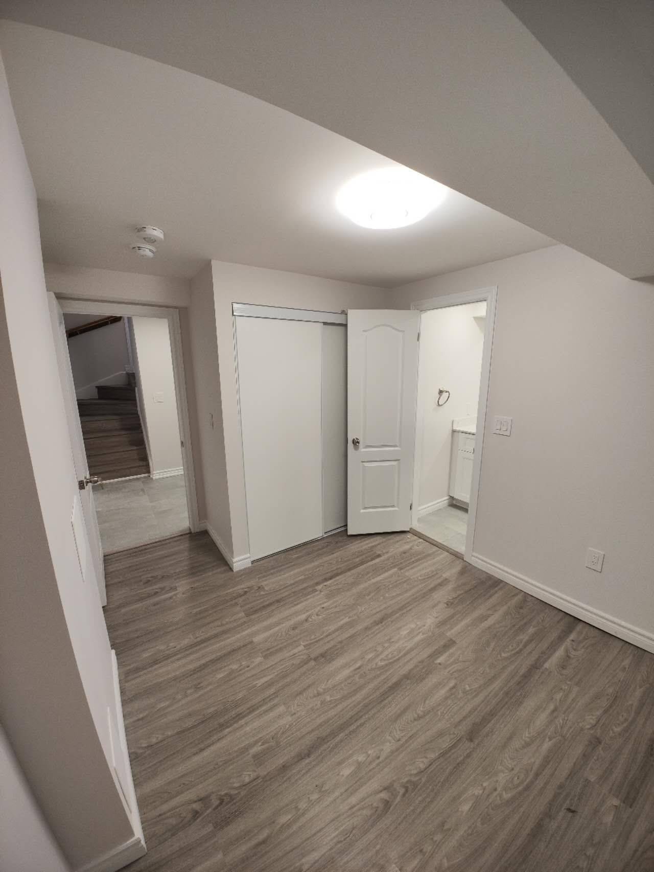 Toronto E04, ON M1P 1E2,4 Hollingworth DR #BSMT