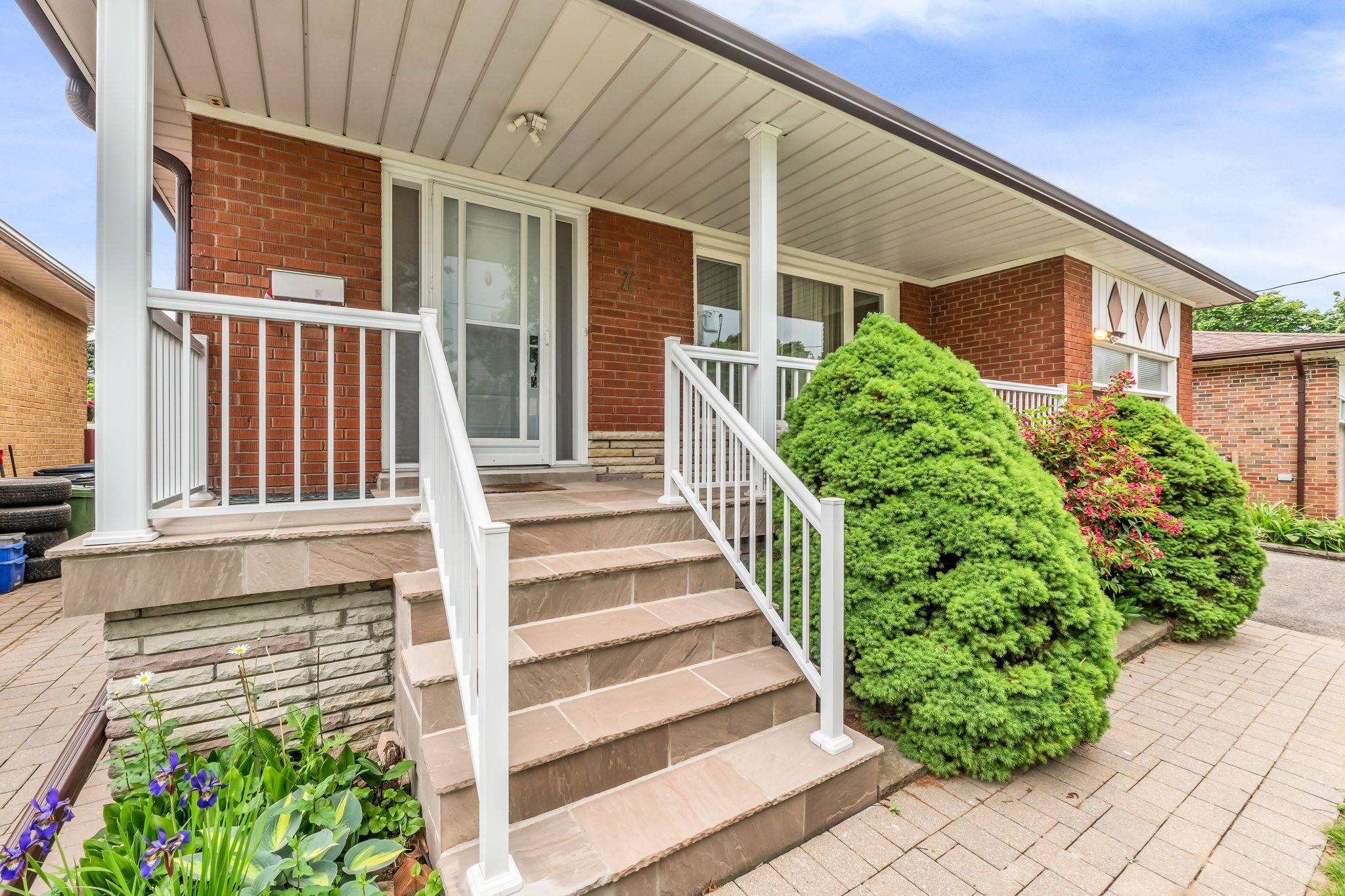 7 West Wareside RD, Toronto W08, ON M9C 3H9