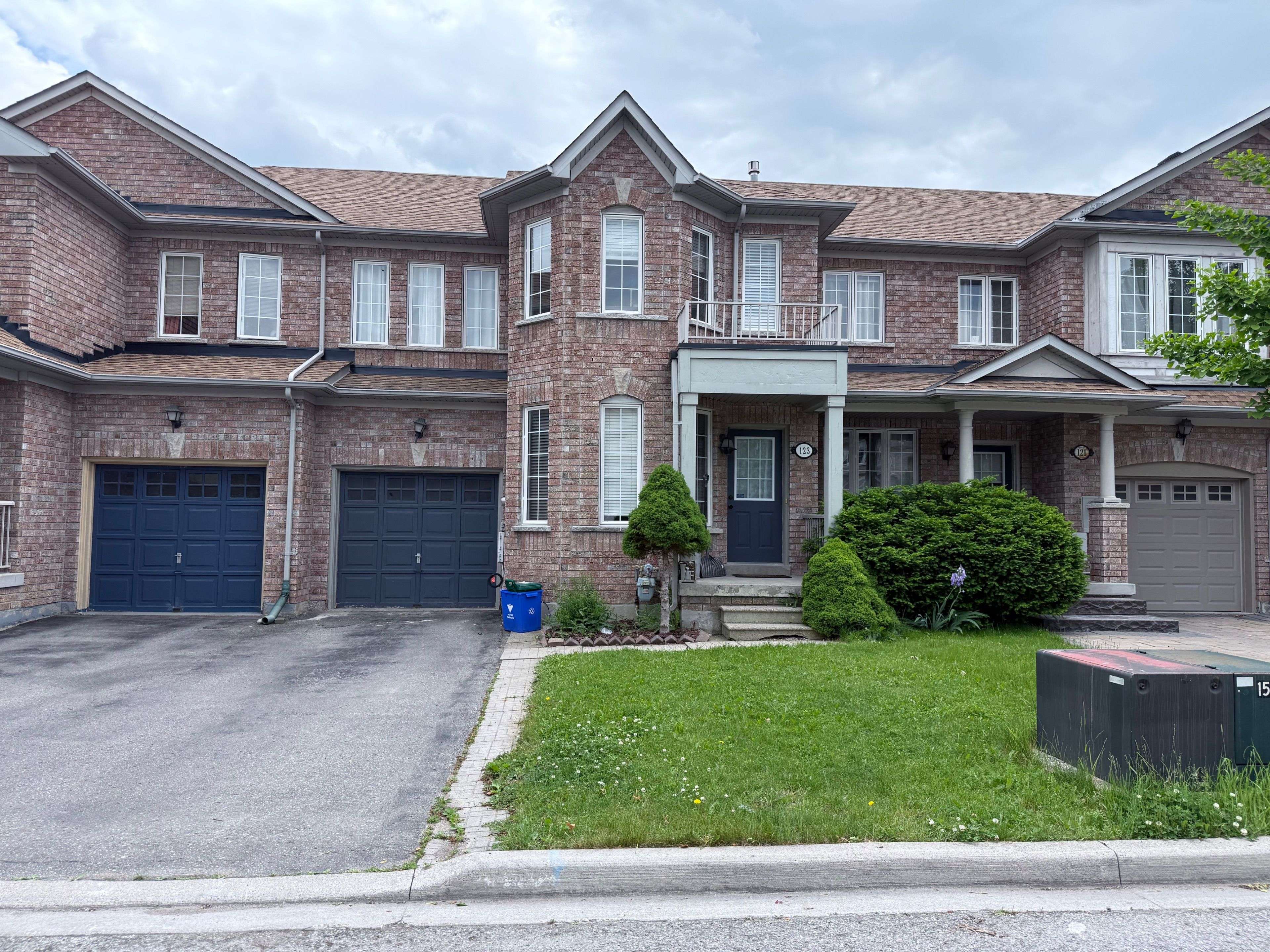123 Rideau DR, Richmond Hill, ON L4B 4P2