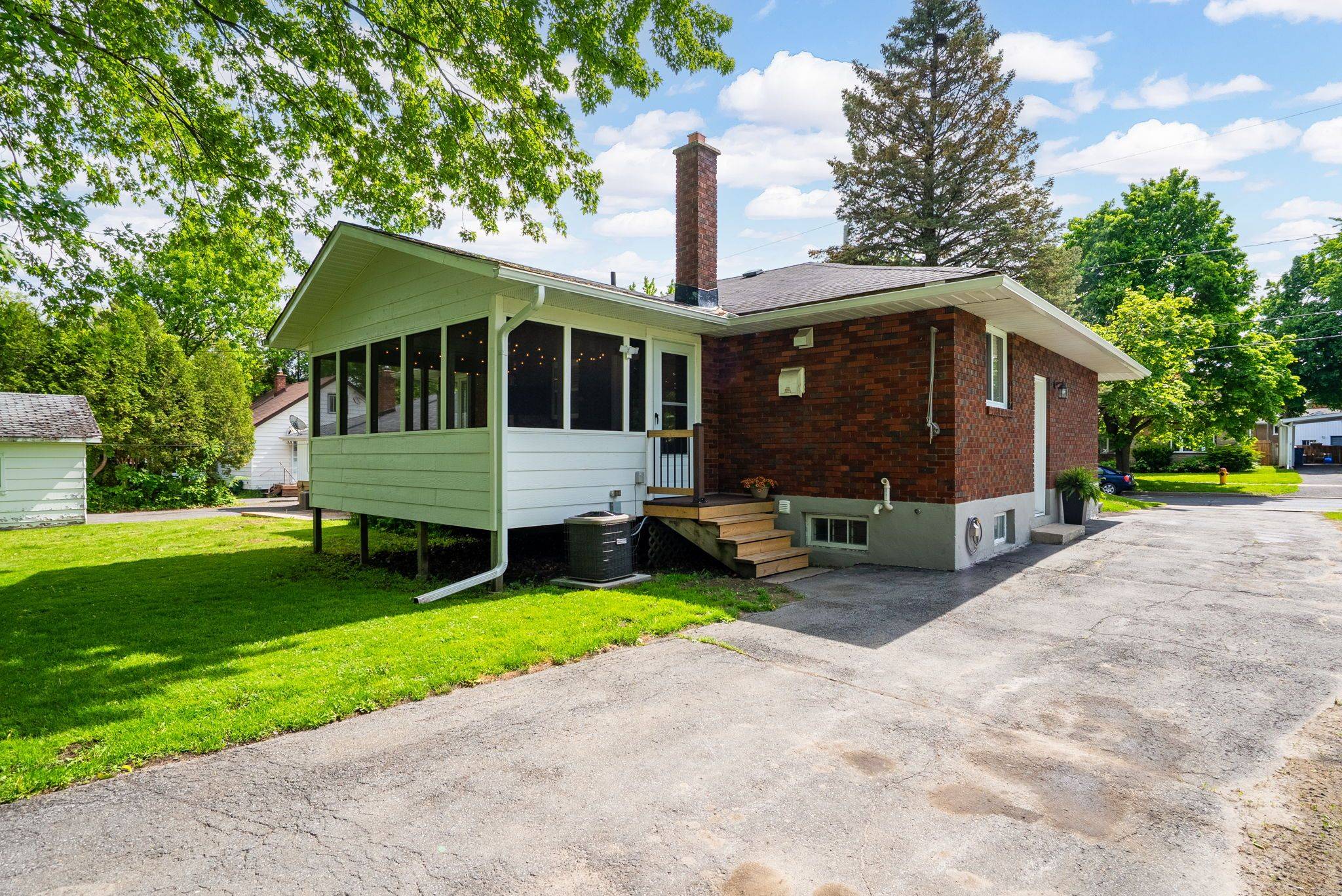 Cornwall, ON K6H 5K3,208 Anthony ST