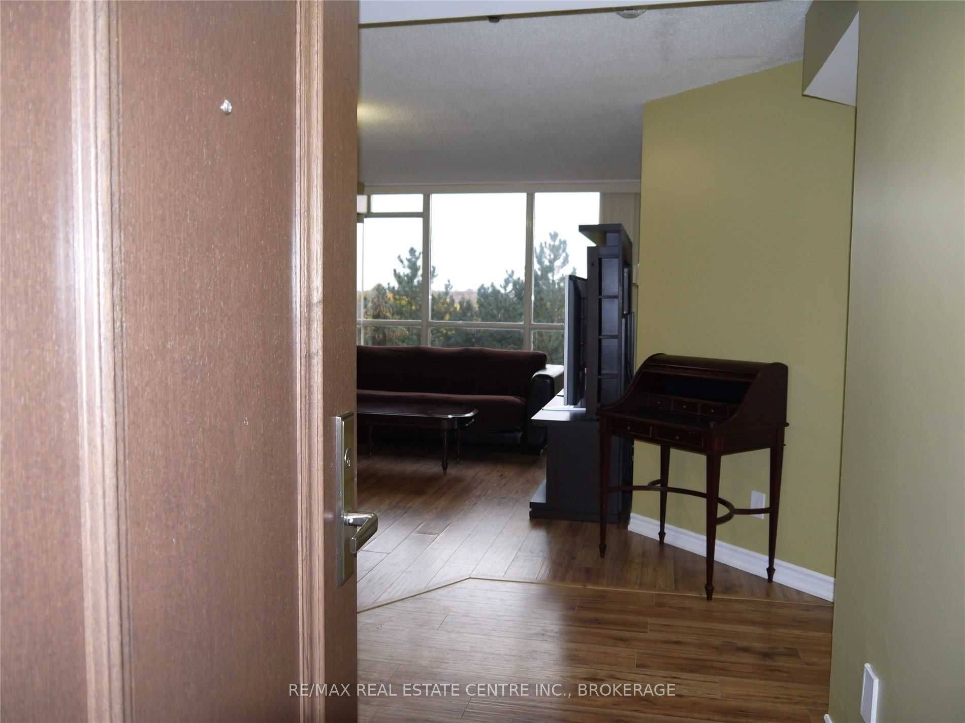 Mississauga, ON L5R 3K4,45 Kingsbridge Garden CIR #401