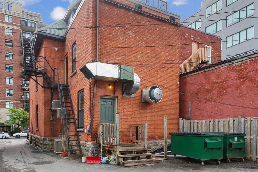 Ottawa Centre, ON K2P 0G8,381 Cooper ST E #2