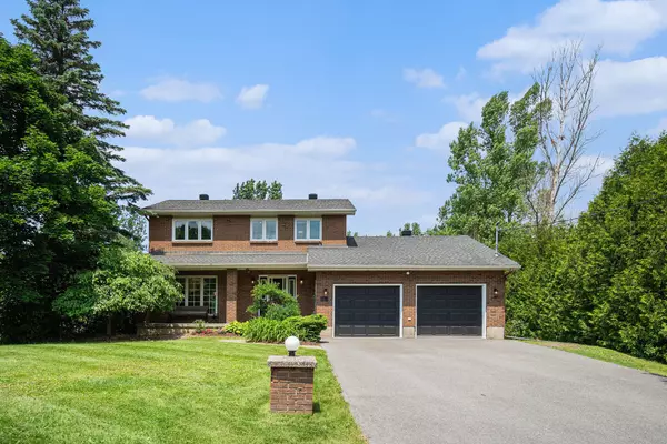 34 Grierson LN, Kanata, ON K2W 1A6