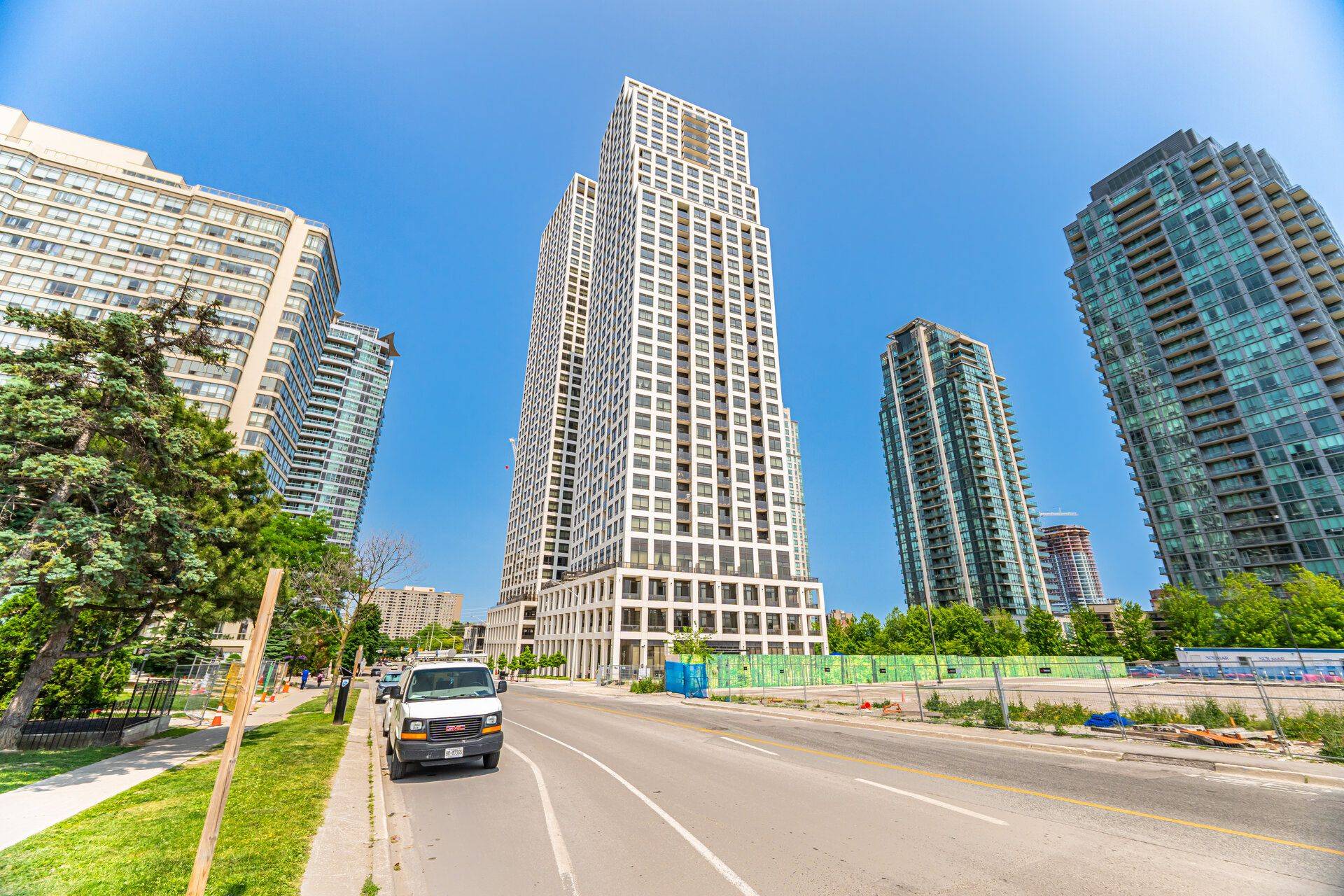 Mississauga, ON L5B 0N3,36 Elm DR W #606