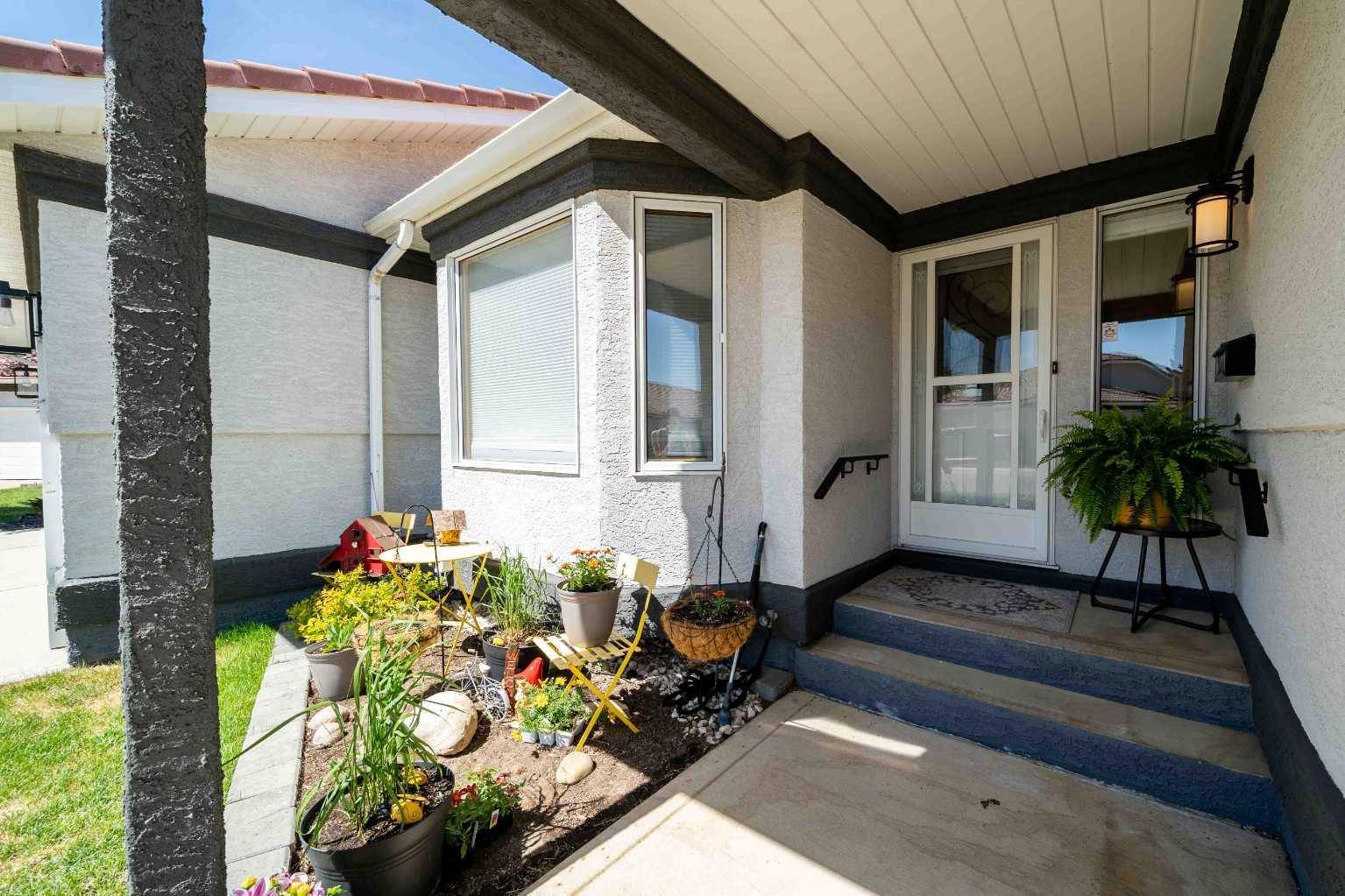 74 Park Meadows LN SE, Medicine Hat, AB T1B 4E4