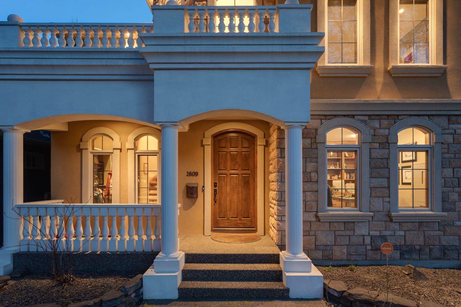Calgary, AB T2N 1A4,2609 7 AVE NW
