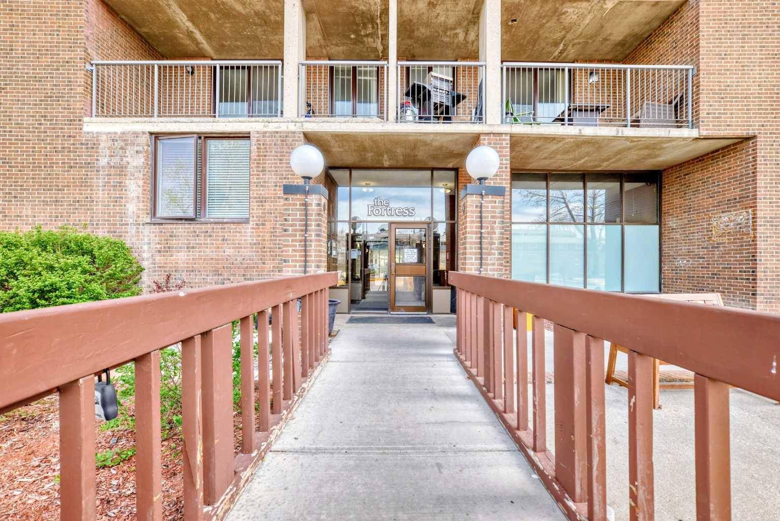 Calgary, AB T3A 2E6,4944 Dalton DR NW #202