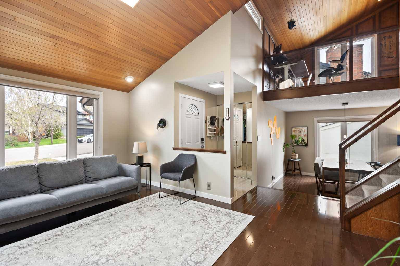 Calgary, AB T3G 1X4,48 Hawkwood WAY NW