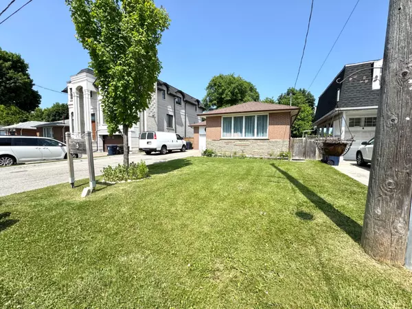 Toronto C07, ON M2R 1V7,5 Cloebury CT #(Lower)