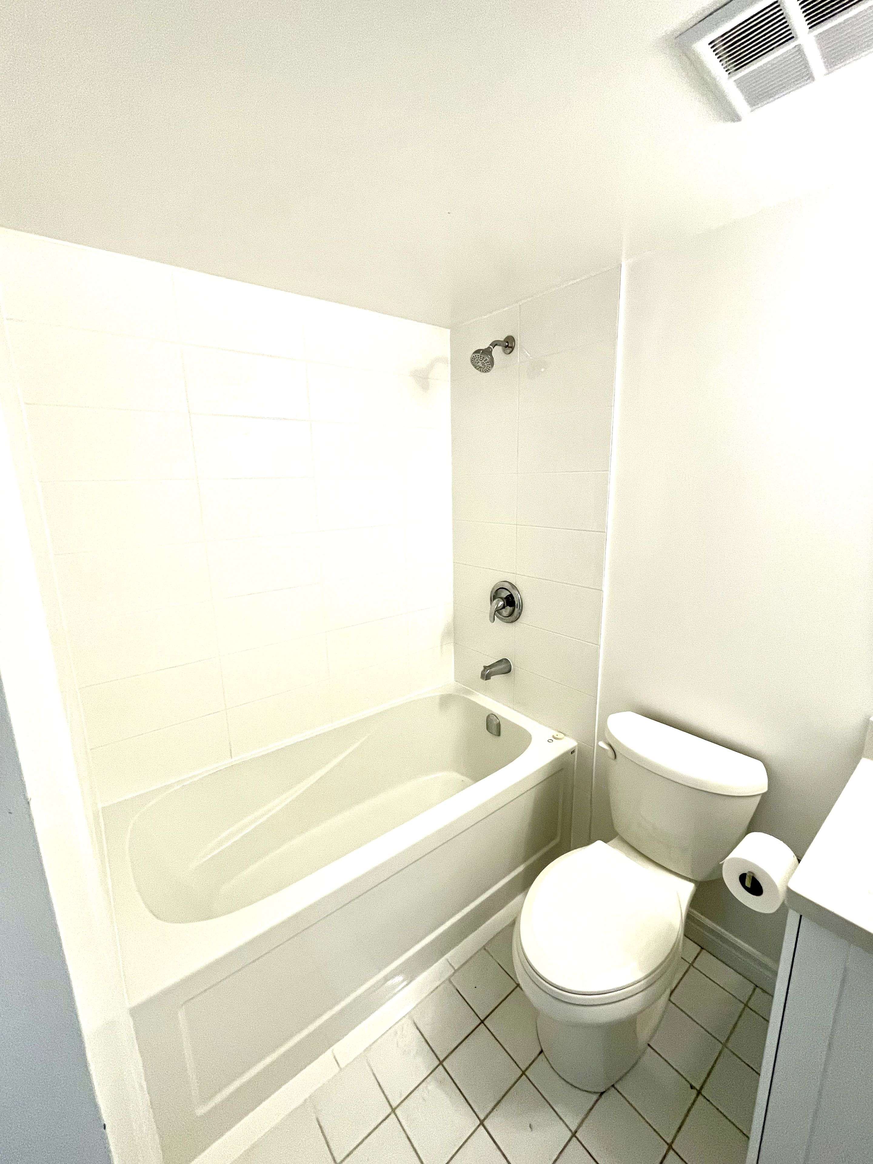 Toronto E04, ON M1P 4Z3,2550 Lawrence AVE E #309
