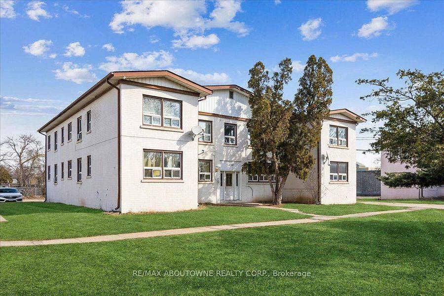 1023 Churchill AVE #1, Oakville, ON L6H 2A7