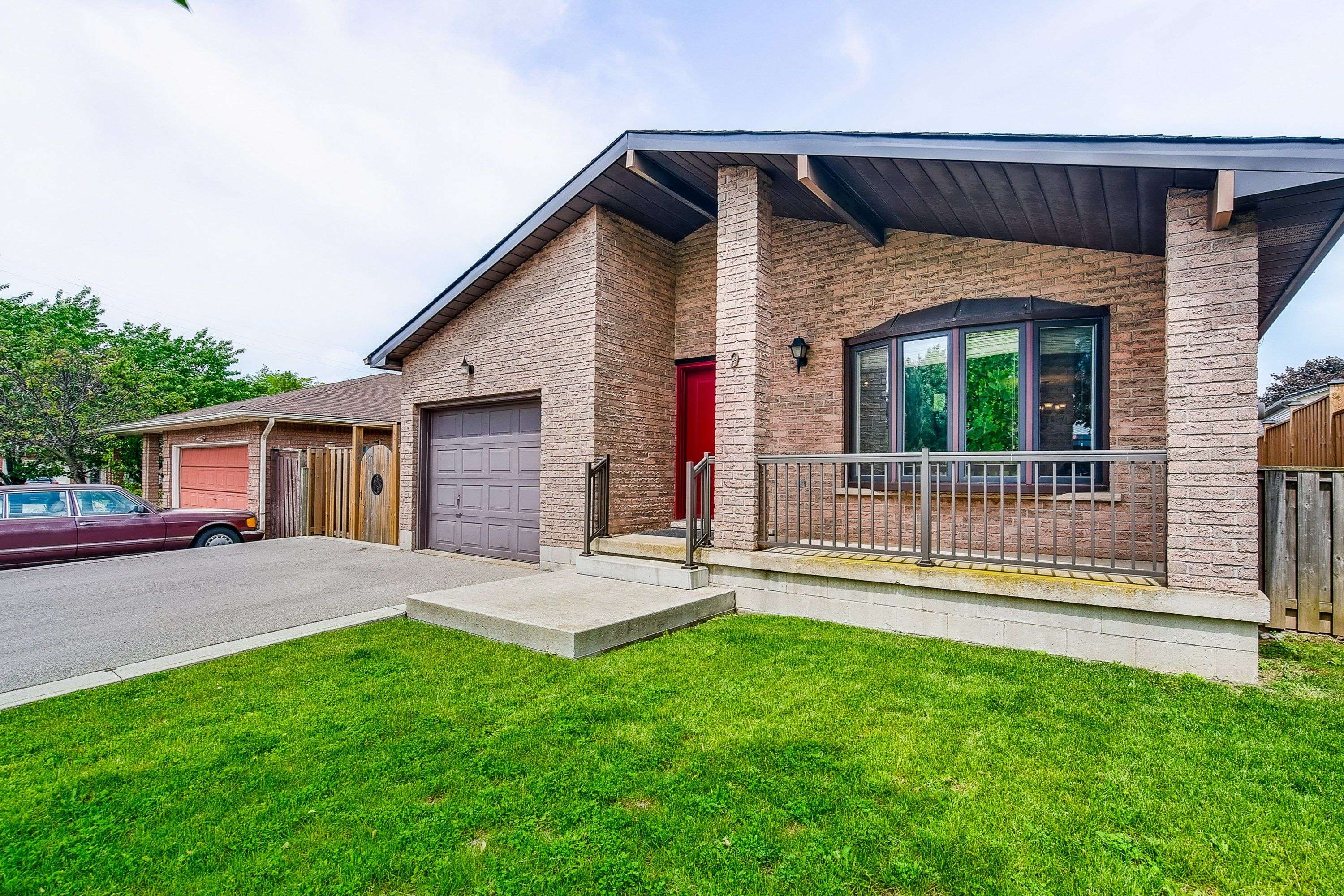 Hamilton, ON L9C 7A3,9 Valanna CT