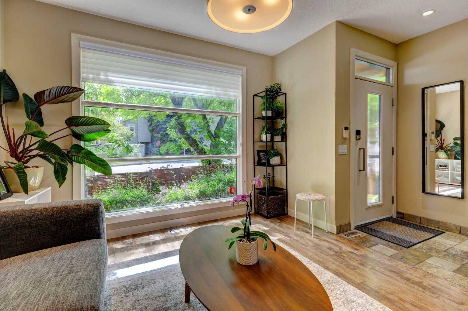 Calgary, AB T2T 2H4,1920 37 AVE Southwest