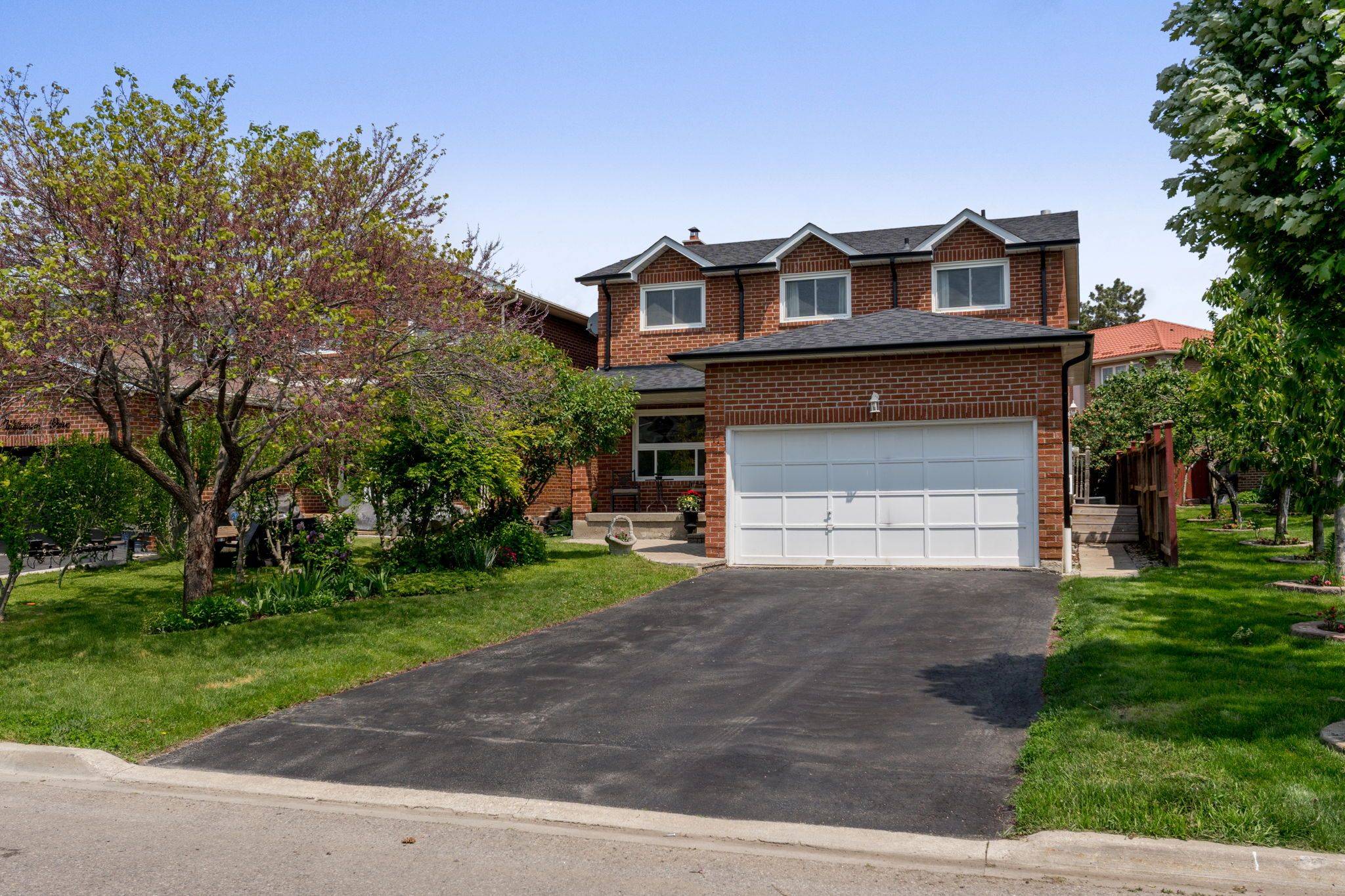 17 Whitehaven DR, Brampton, ON L6Z 2R5