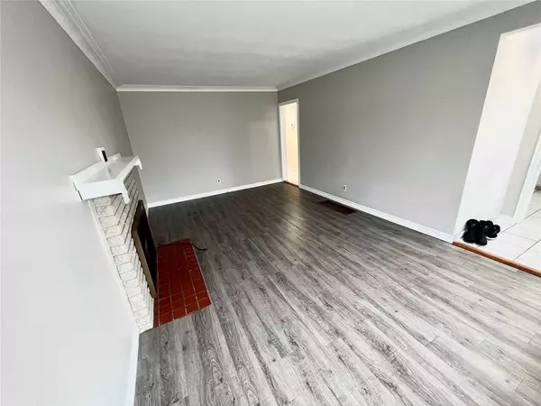 Oshawa, ON L1J 4Y4,214 Gibbons ST #Main