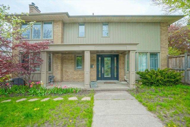 16 Overdale RD, Toronto C04, ON M6B 3E8
