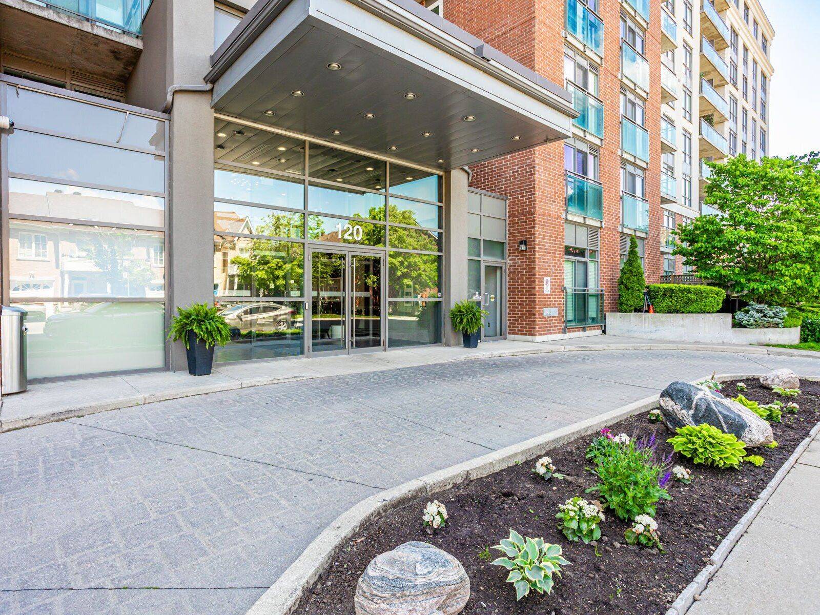 120 Dallimore CIR #814, Toronto C13, ON M3C 4J1