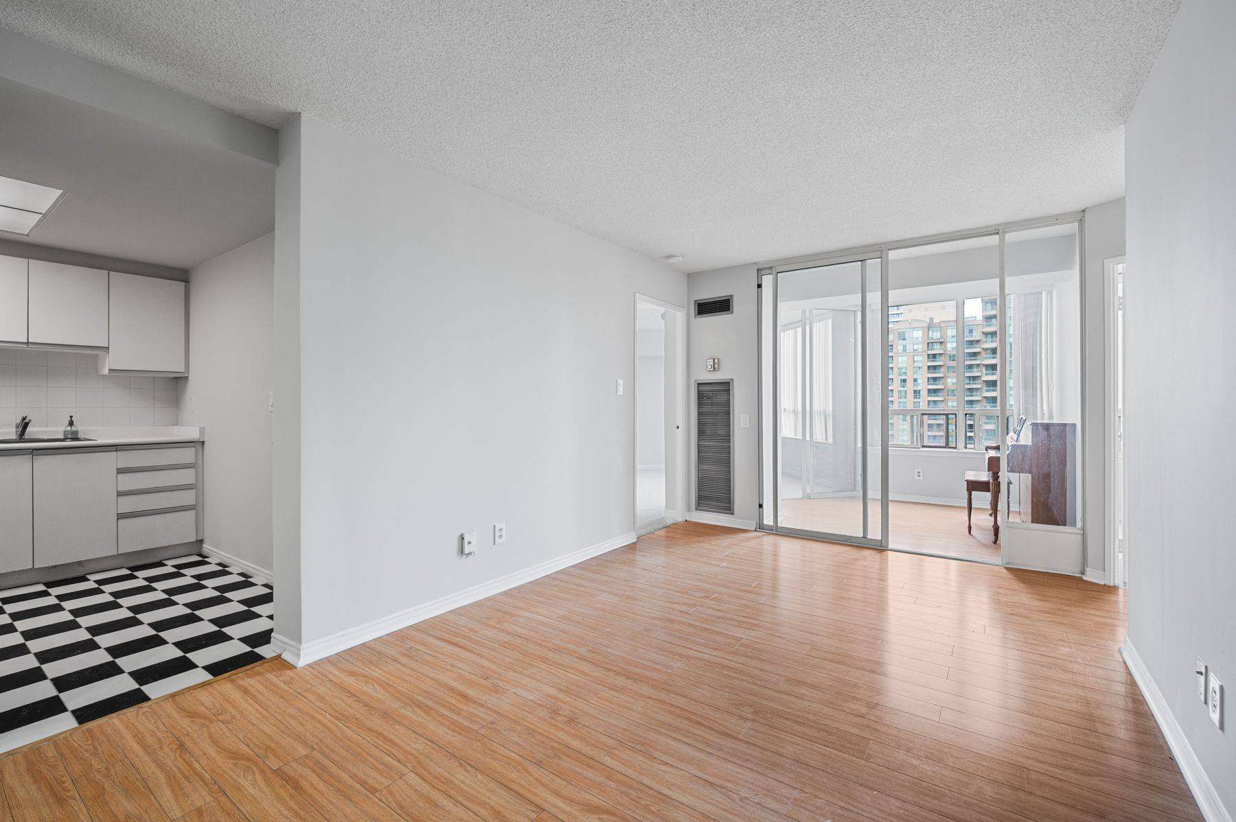 Toronto C14, ON M2M 4J4,7 Bishop AVE #1818