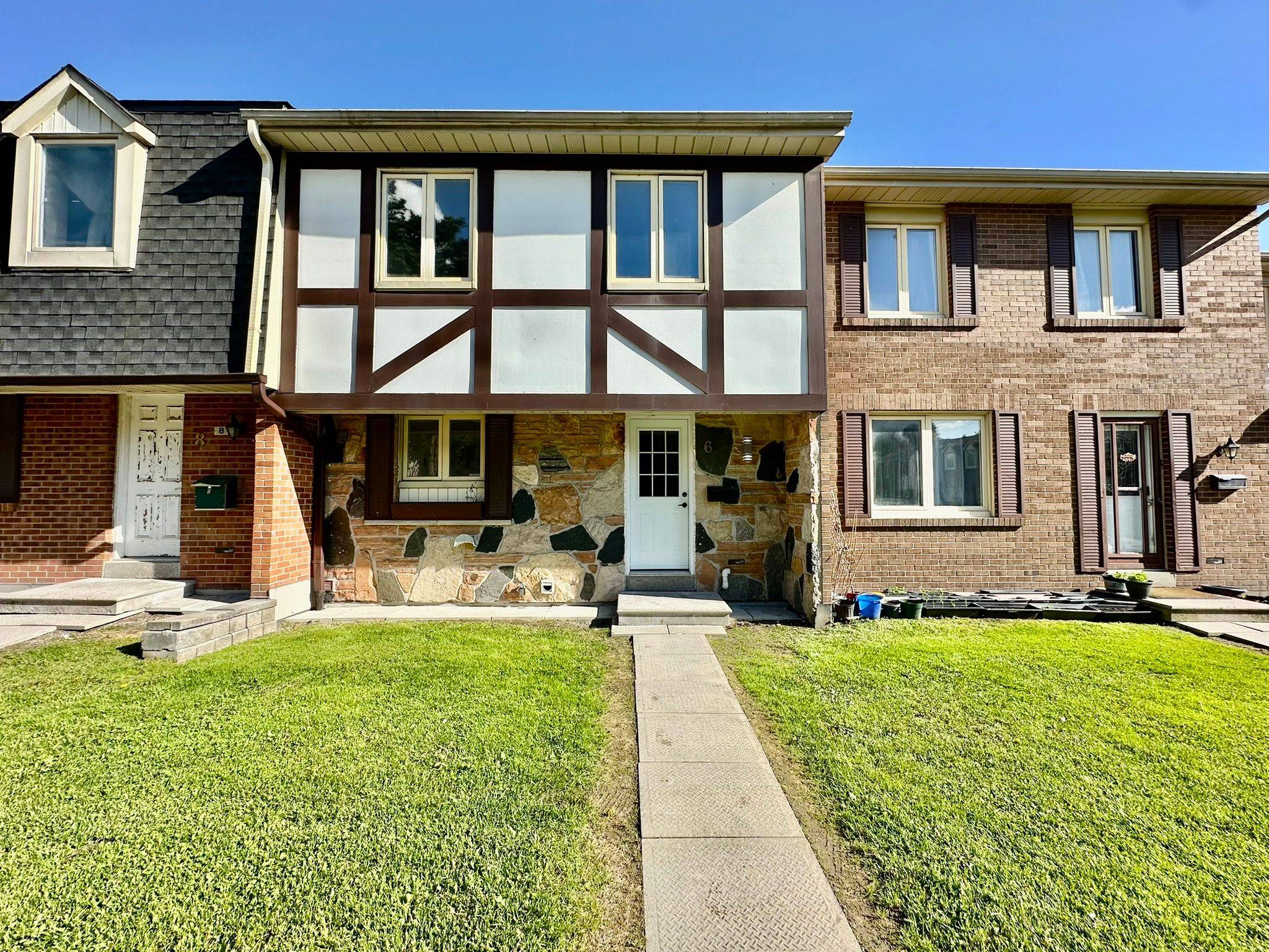 270 TIMBERBANK BLVD #6, Toronto E05, ON M1W 2M1