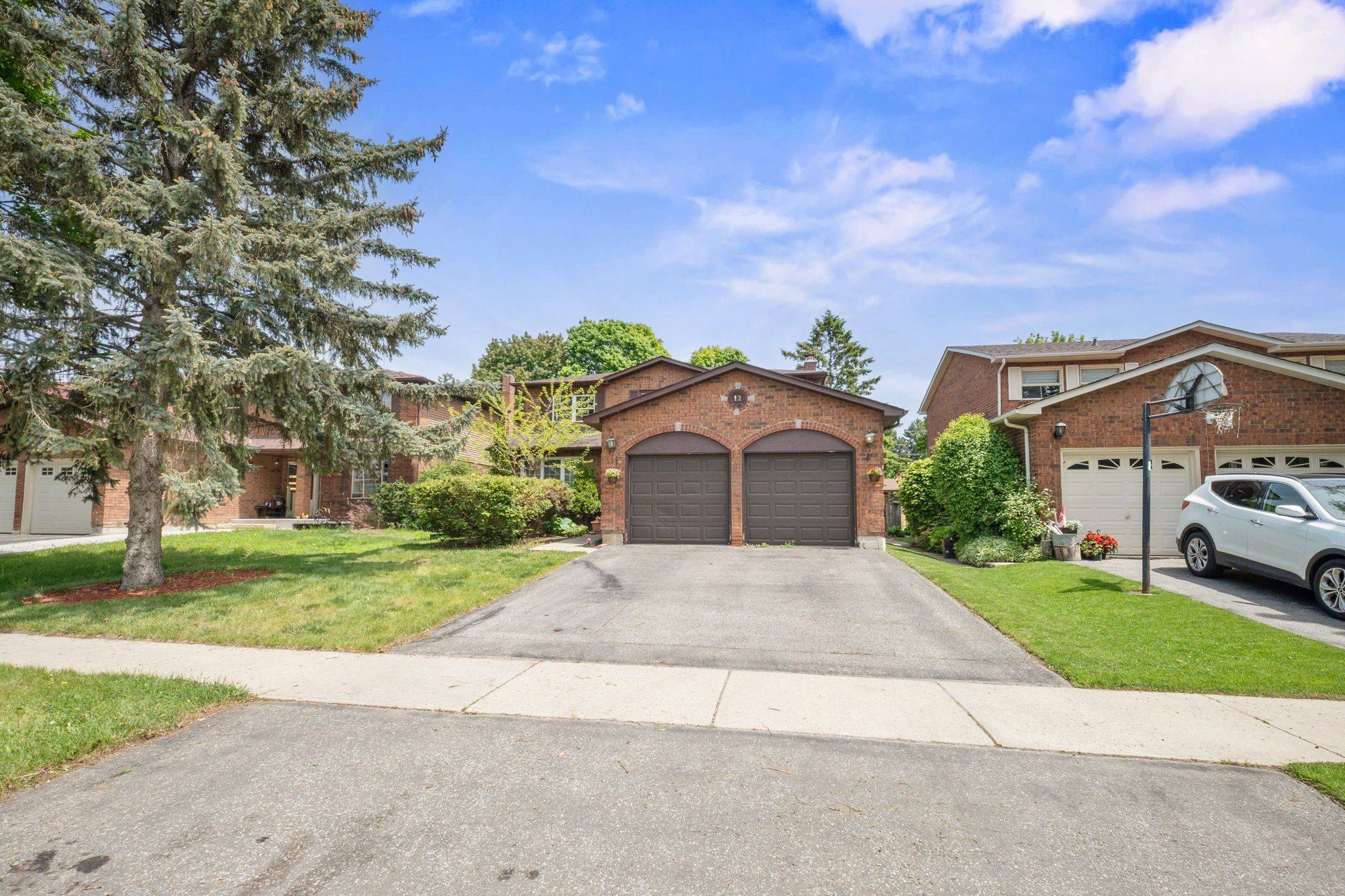 12 Robinson CRES, Whitby, ON L1N 6W5