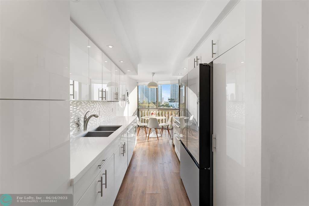 1000 E Island Blvd  #807, Aventura, FL 33160