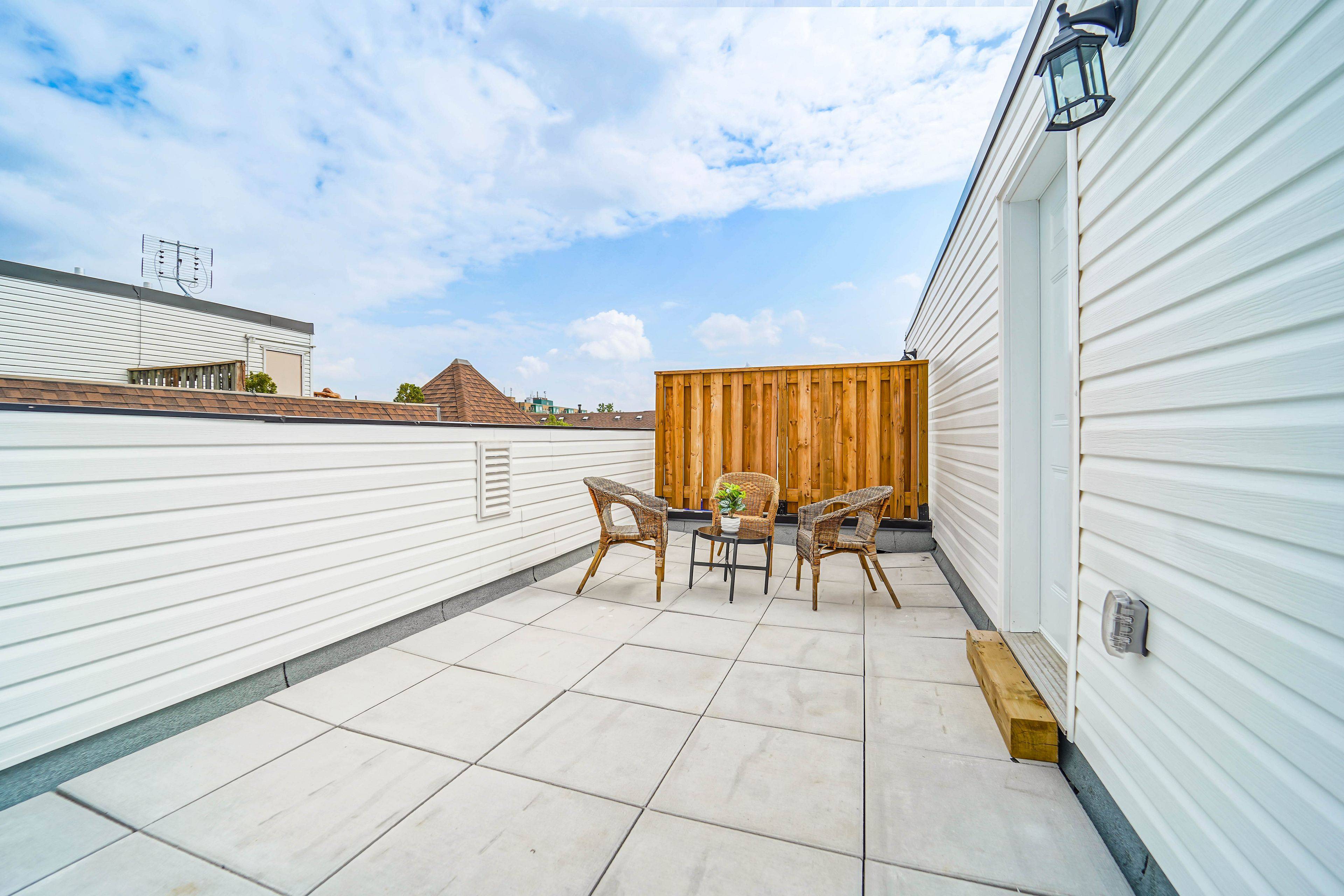 Richmond Hill, ON L3T 0G1,75 Weldrick RD E #102