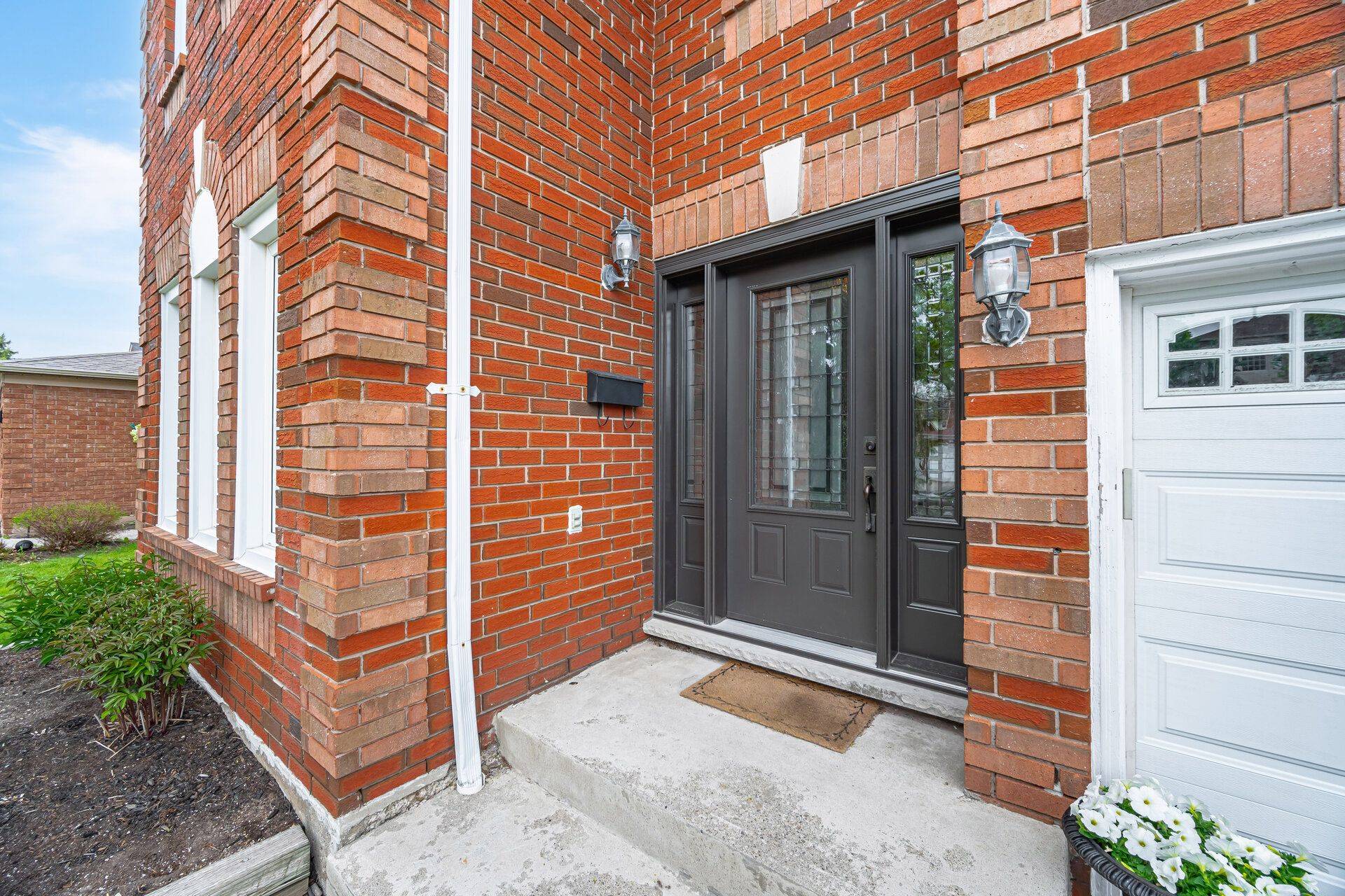 Mississauga, ON L5M 4K4,2582 Ambercroft TRL