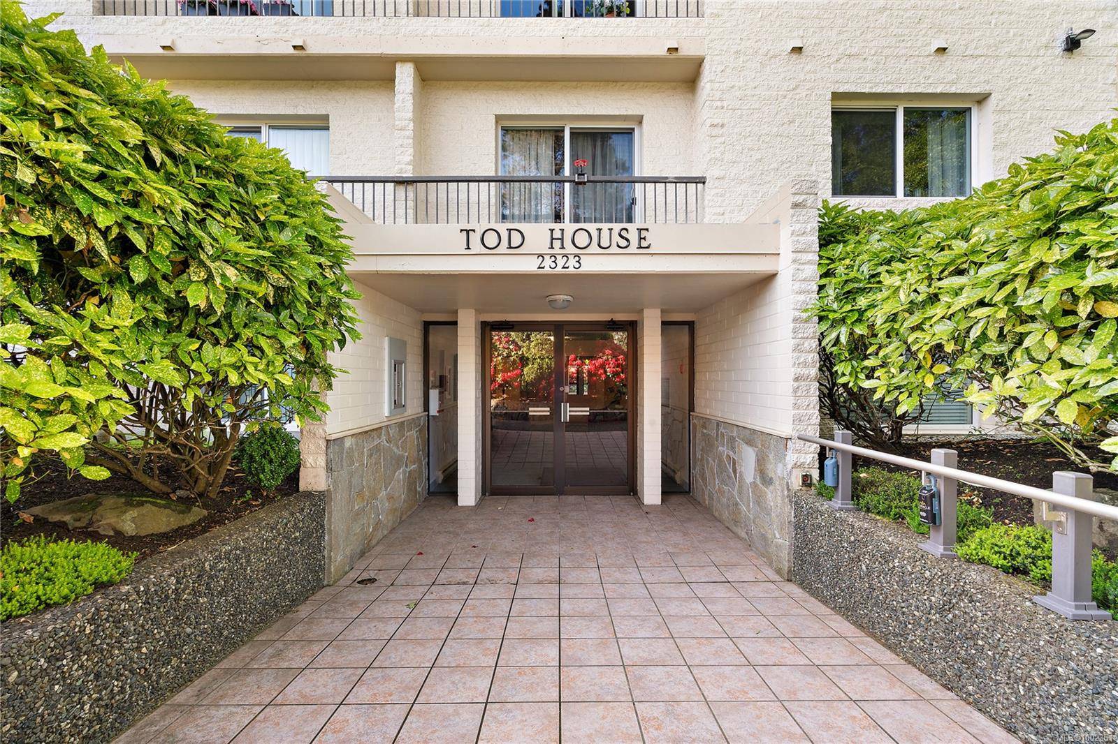 Oak Bay, BC V8R 2N1,2323 Hamiota St #403