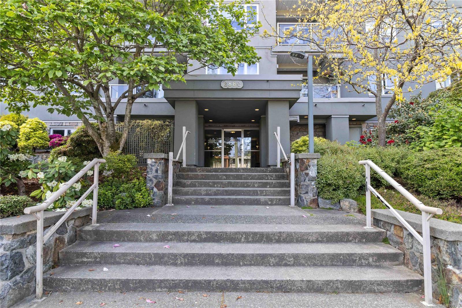Victoria, BC V8T 4E7,2880 Quadra St #402