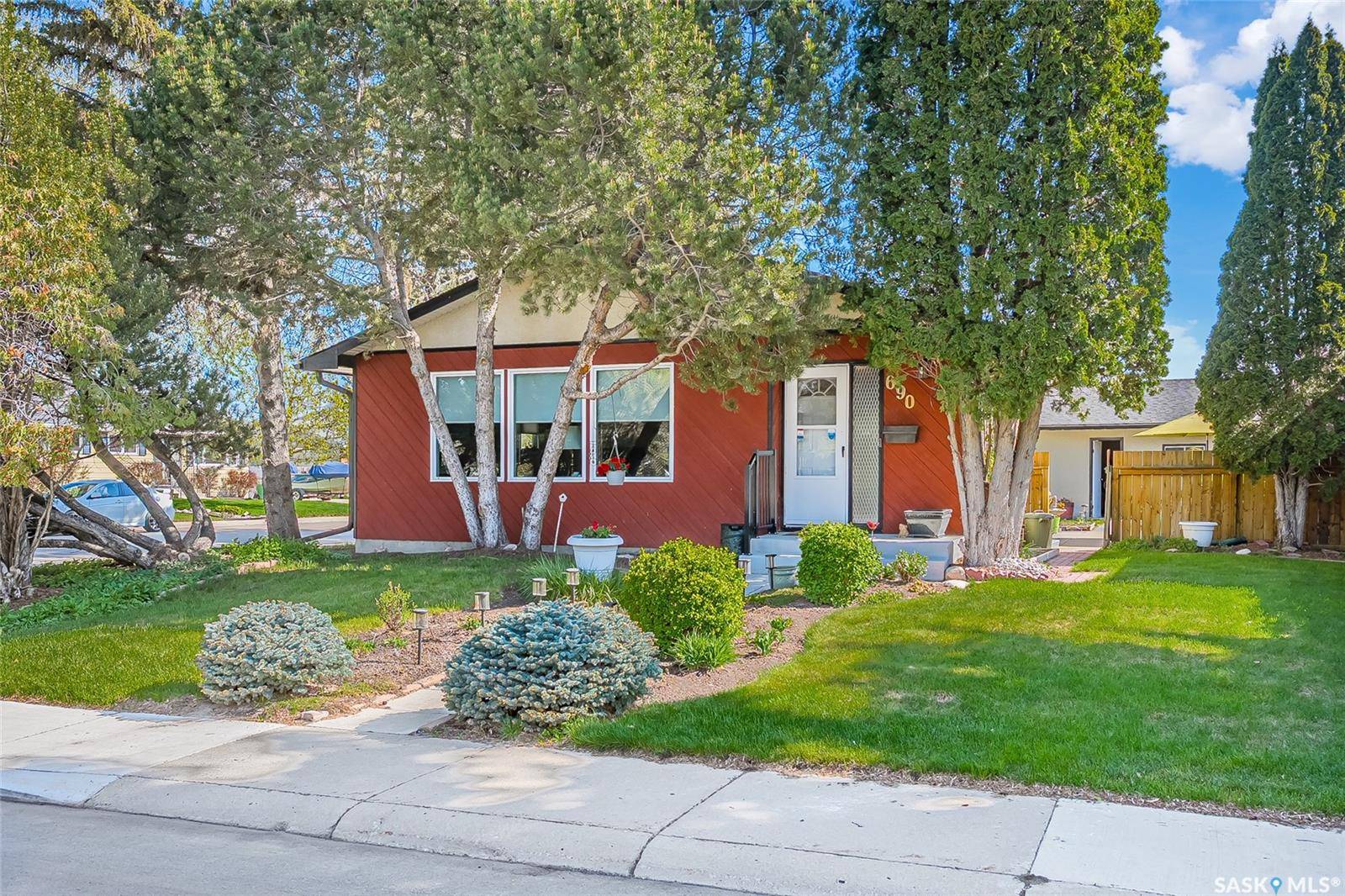 690 Guelph CRESCENT,  Saskatoon,  SK S7H 4R6