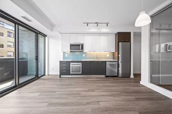 109 Vaughan RD #406, Toronto C03, ON M6C 0B1