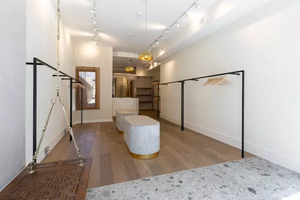 Toronto C01, ON M6H 1A3,872 College ST