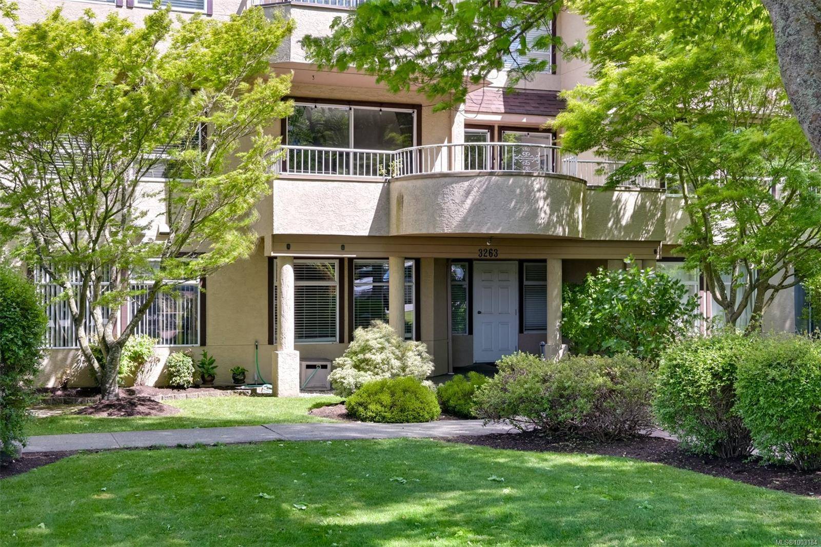 Saanich, BC V8X 1P3,3263 Alder St #205