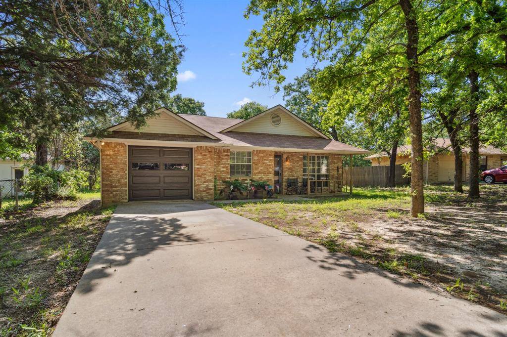 816 Red Oak Court, Azle, TX 76020